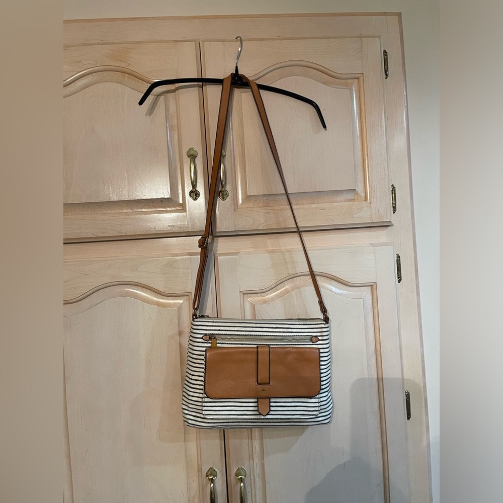 NWOT Fossil crossbody. Off white background with black stripes. Great looking 👜